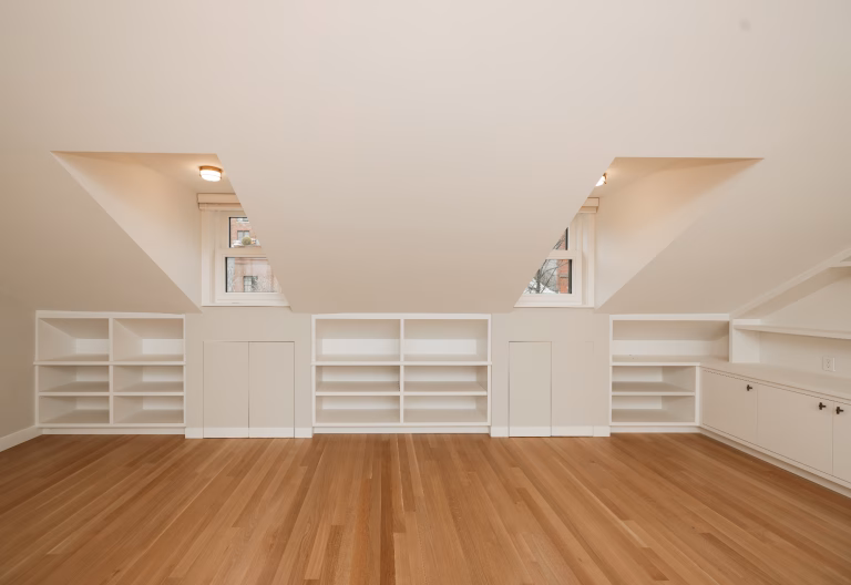 Read more about the article Custom Built-Ins vs. Freestanding Furniture: Which Is Better?